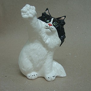 Фарфоровая статуэтка кошка Сибирская бело-черная